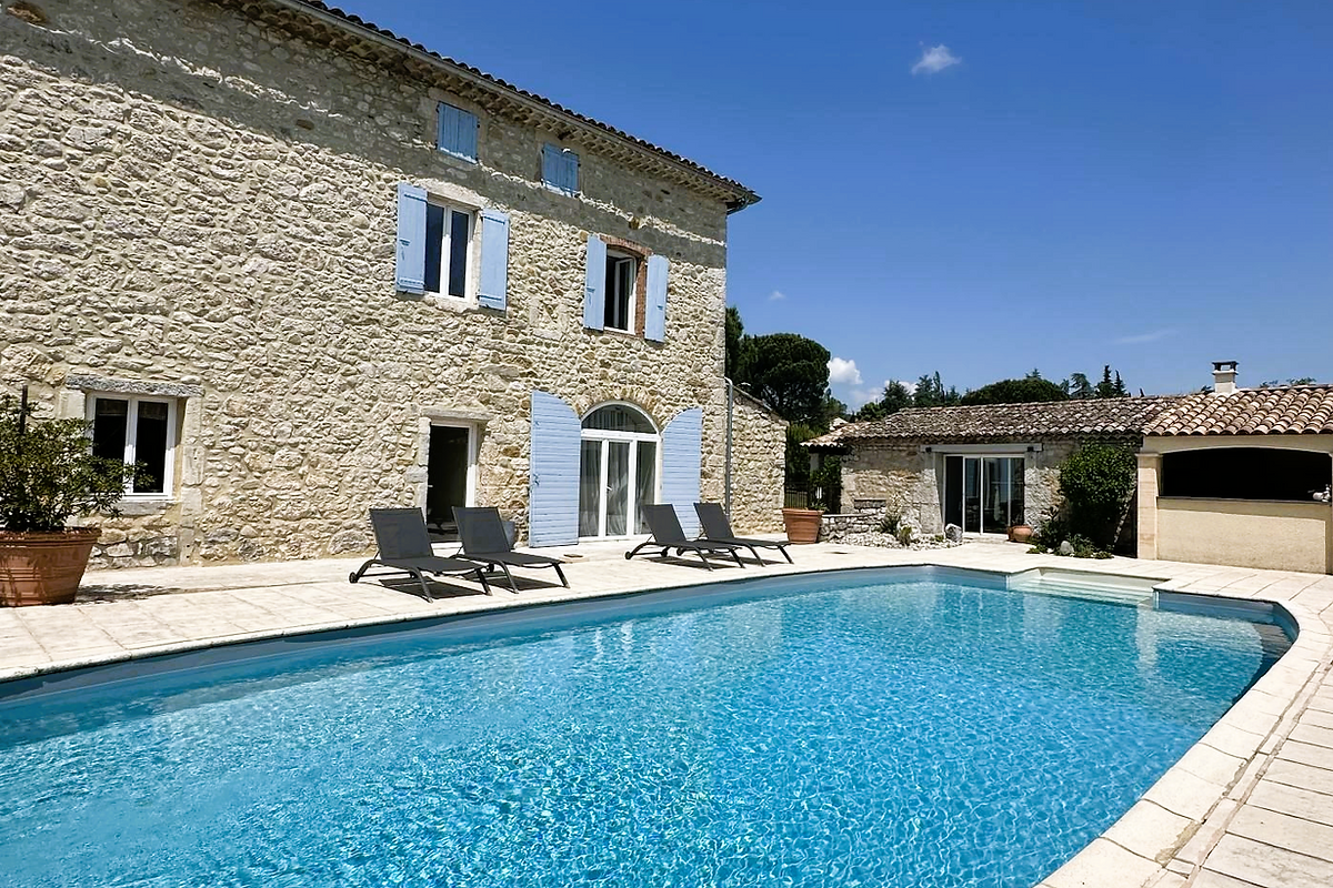 La Bastide de Vallon — piscine et bâtiment