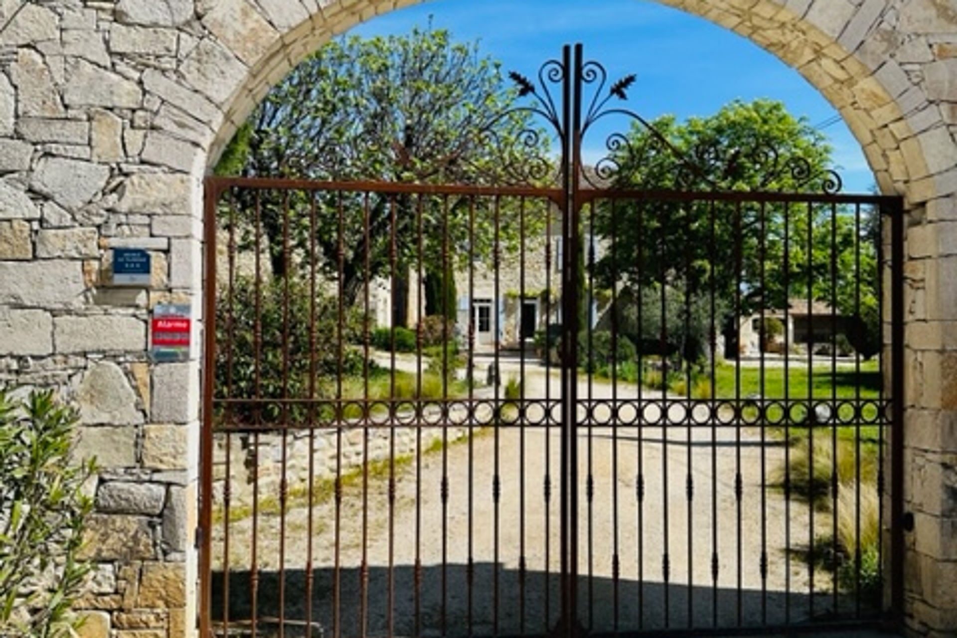 Le portail de la Bastide de Vallon